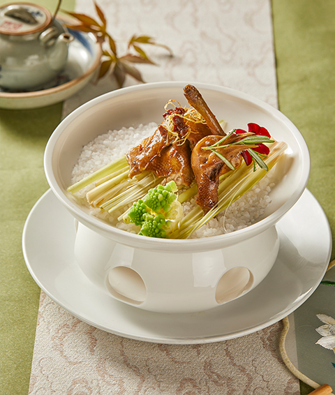 黄豆酱香茅焗乳鸽
